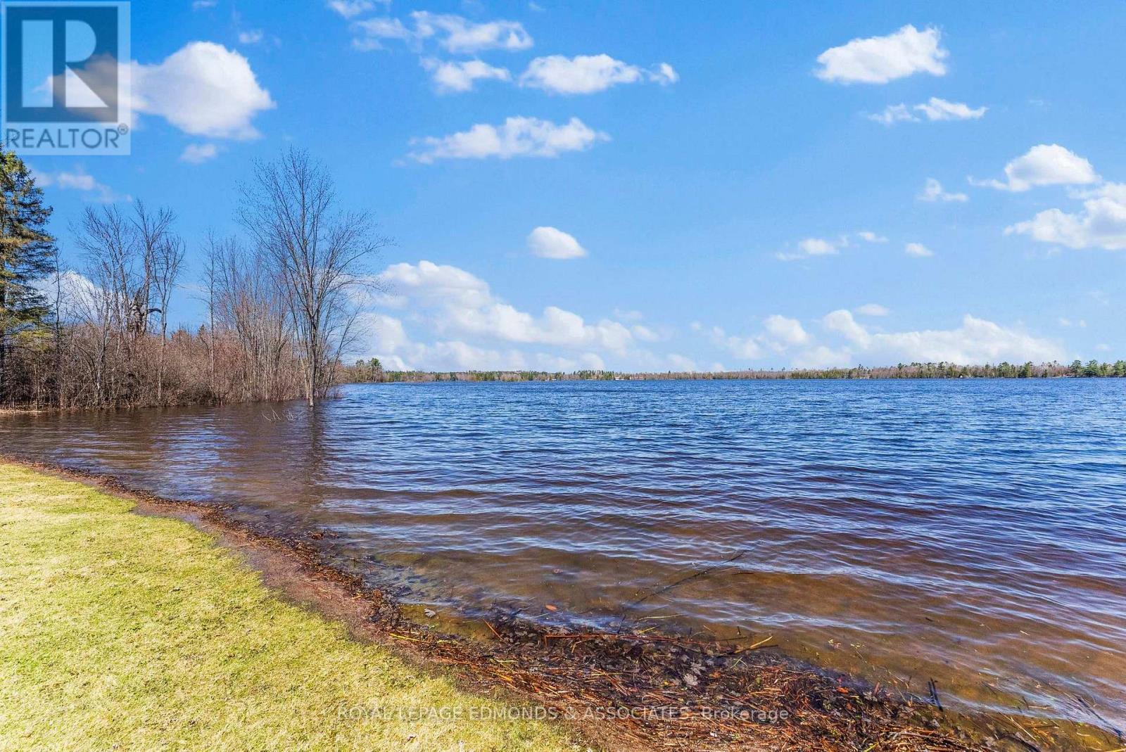 












393 HAZLEY BAY DRIVE

,
Laurentian Valley,




Ontario
K8A6W2

