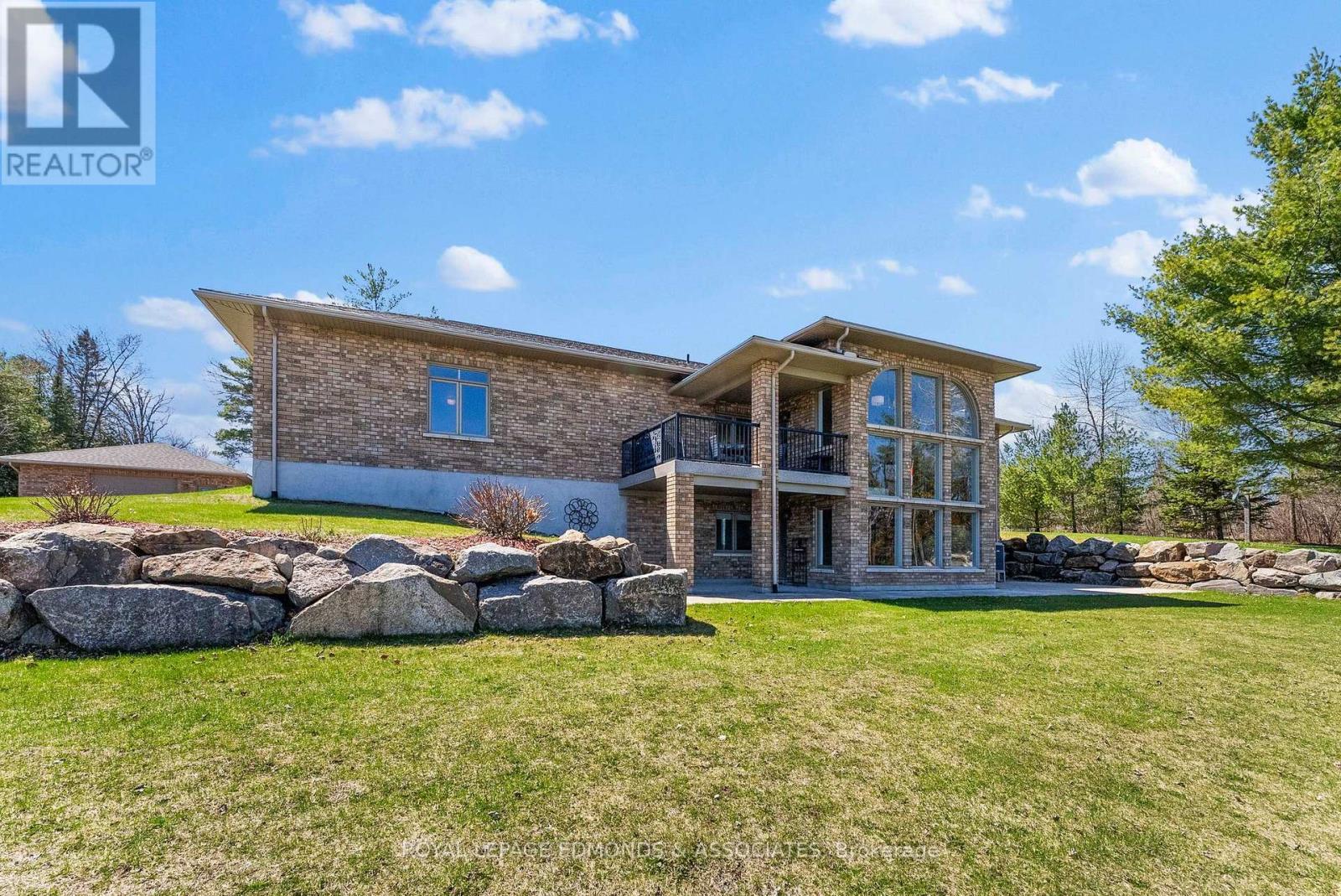 












393 HAZLEY BAY DRIVE

,
Laurentian Valley,




Ontario
K8A6W2

