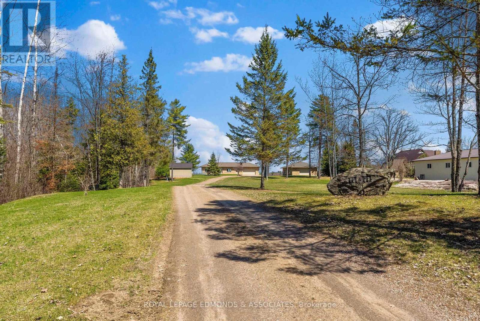 












393 HAZLEY BAY DRIVE

,
Laurentian Valley,




Ontario
K8A6W2

