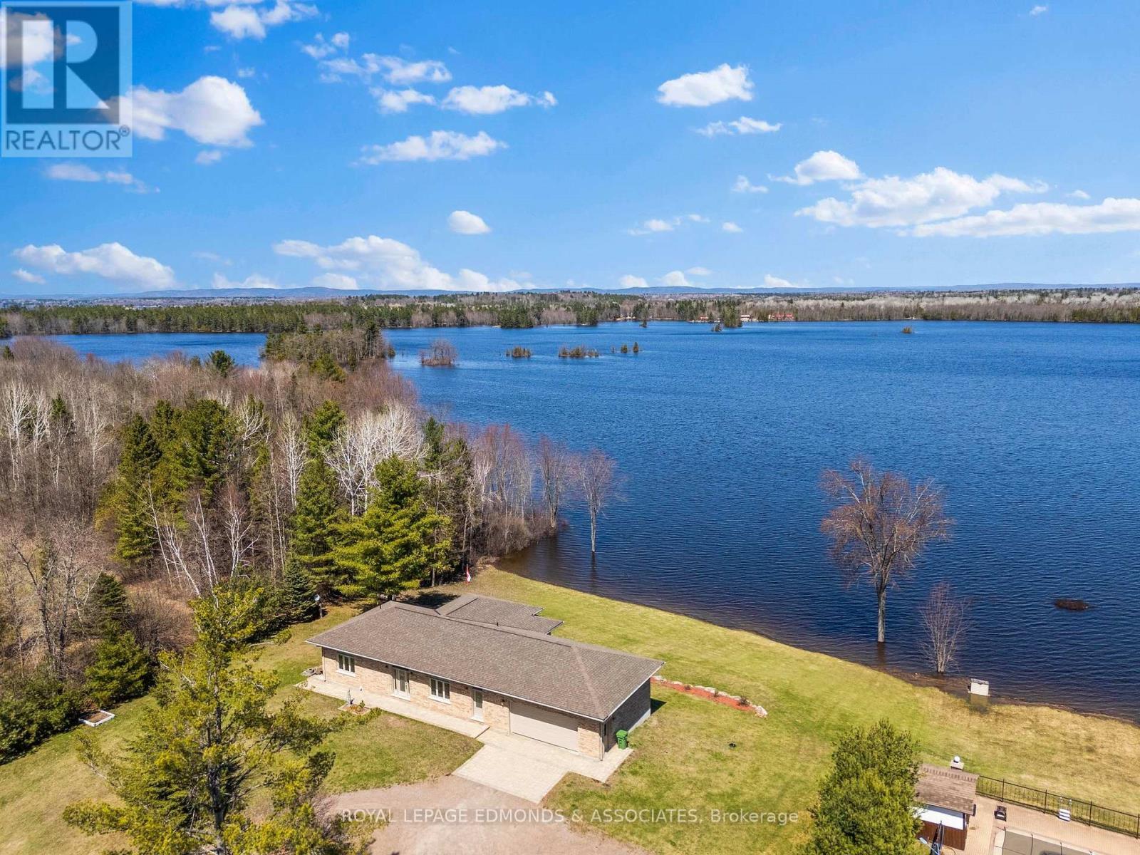 












393 HAZLEY BAY DRIVE

,
Laurentian Valley,




Ontario
K8A6W2

