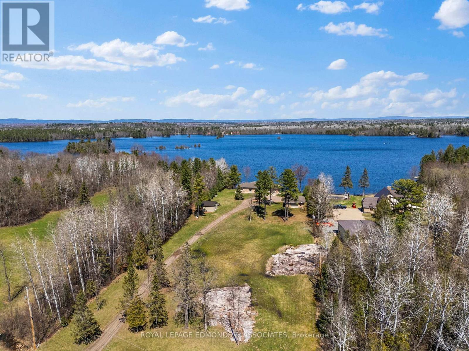 












393 HAZLEY BAY DRIVE

,
Laurentian Valley,




Ontario
K8A6W2

