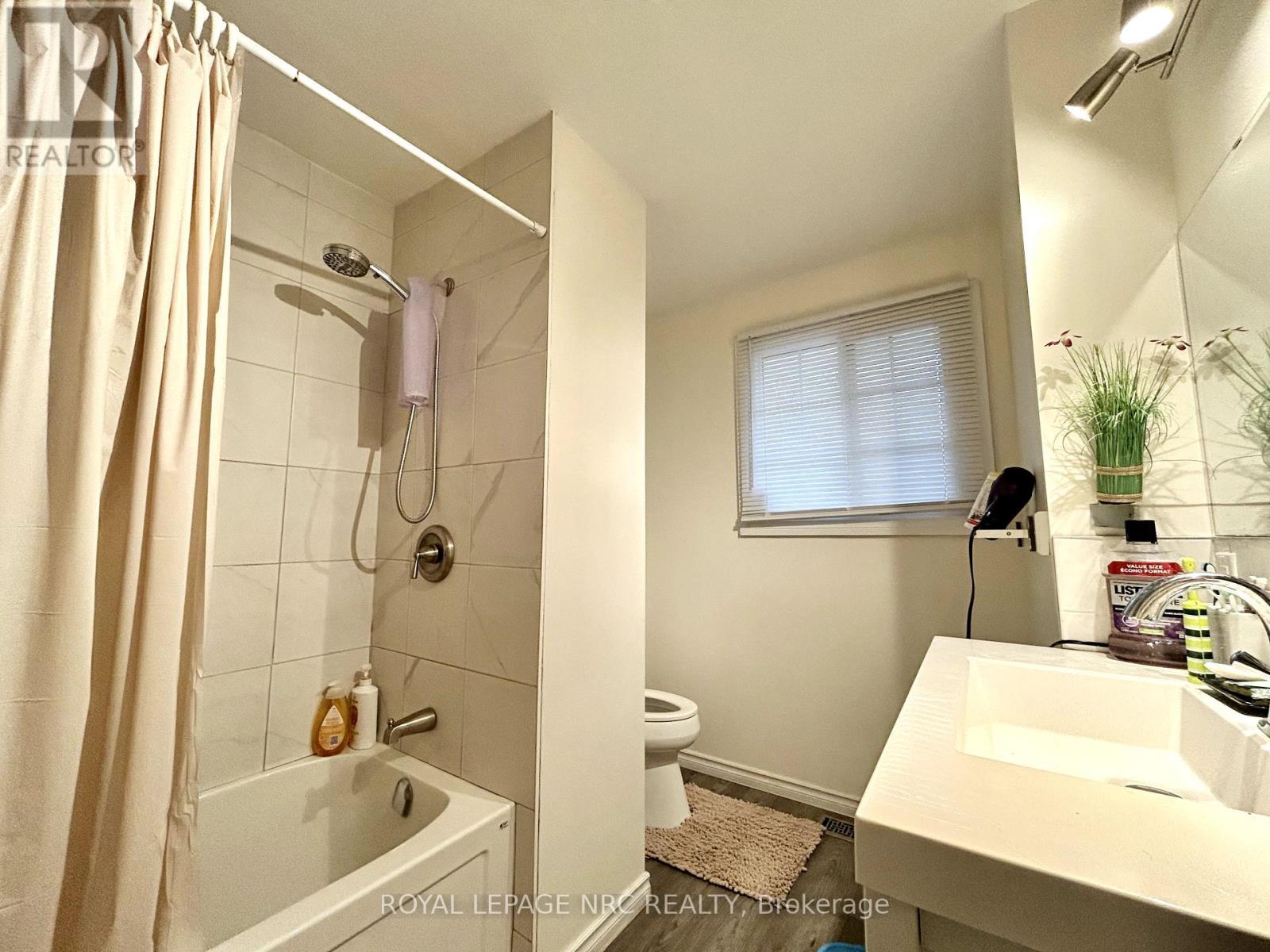 












UPPER UNIT - 5670 HERITAGE DRIVE

,
Niagara Falls (Church's Lane),




Ontario
L2J3L3

