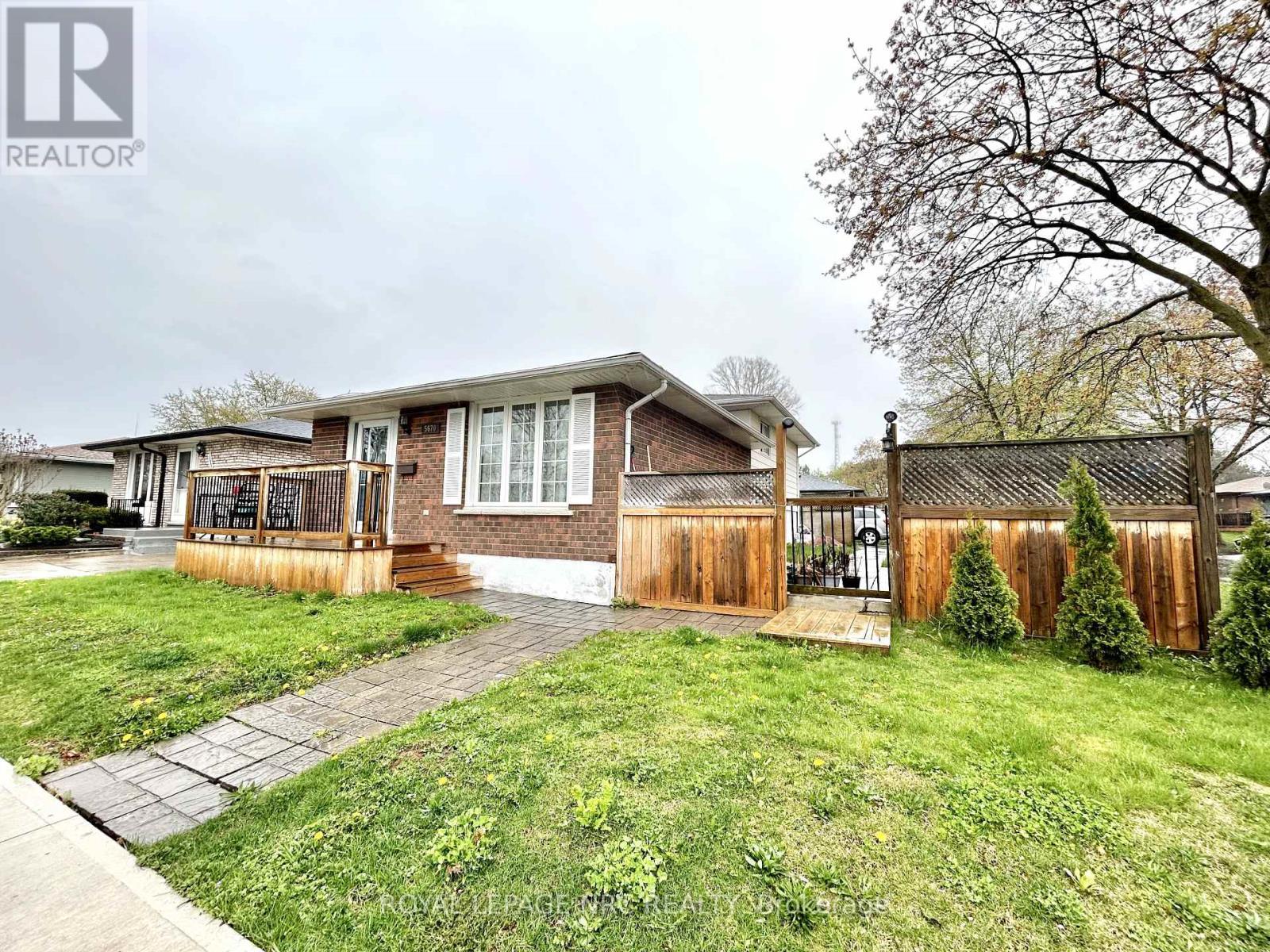 












UPPER UNIT - 5670 HERITAGE DRIVE

,
Niagara Falls (Church's Lane),




Ontario
L2J3L3

