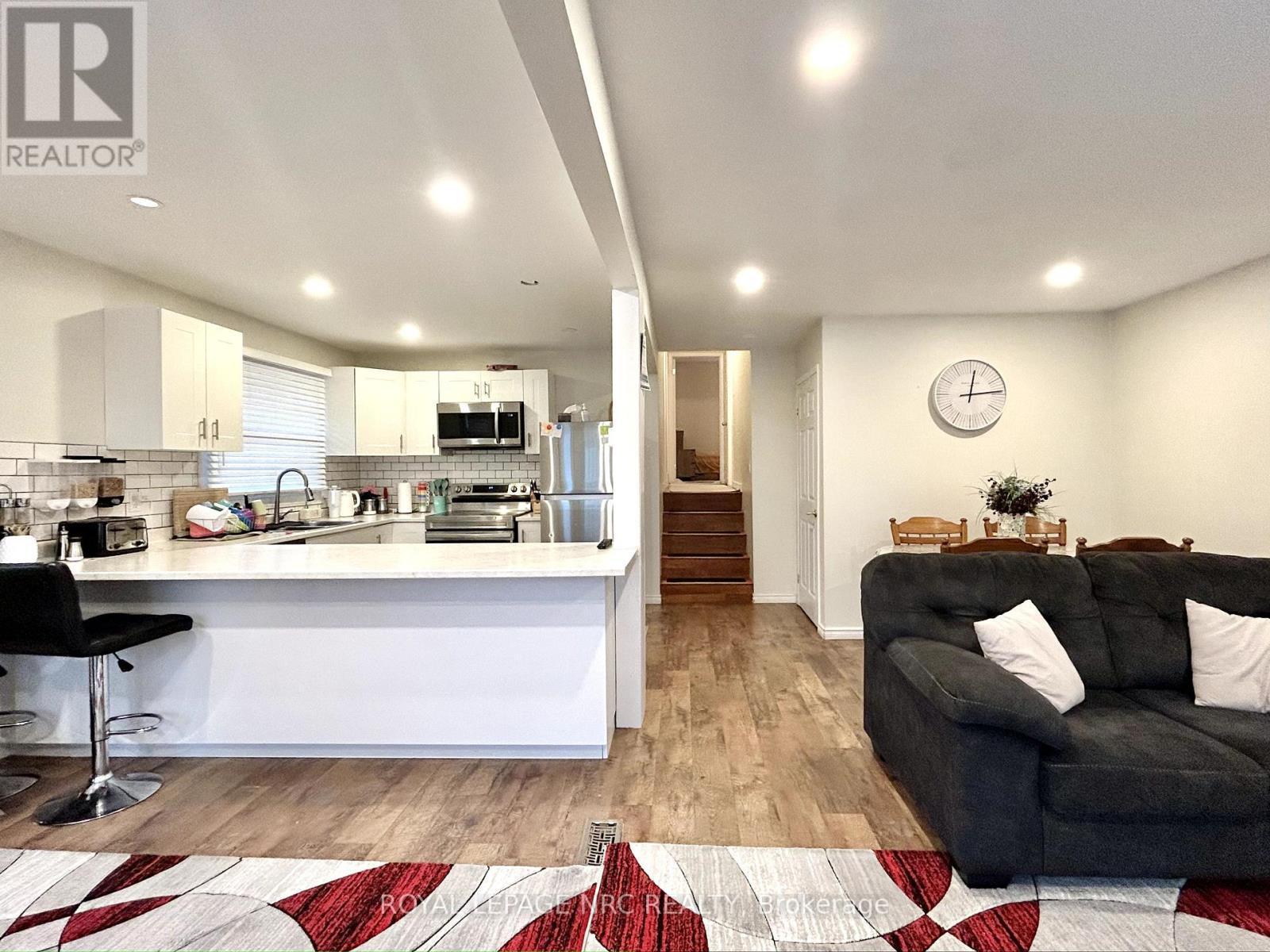 












UPPER UNIT - 5670 HERITAGE DRIVE

,
Niagara Falls (Church's Lane),




Ontario
L2J3L3

