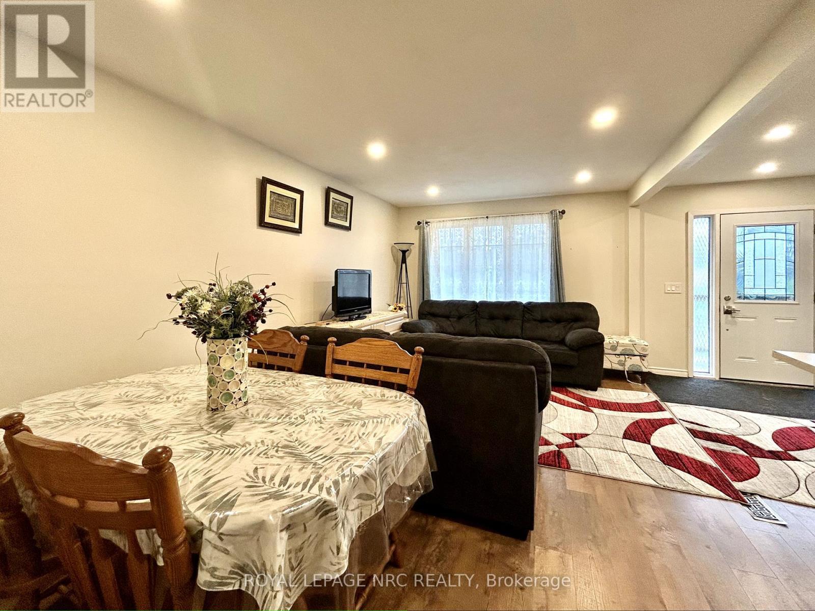 












UPPER UNIT - 5670 HERITAGE DRIVE

,
Niagara Falls (Church's Lane),




Ontario
L2J3L3

