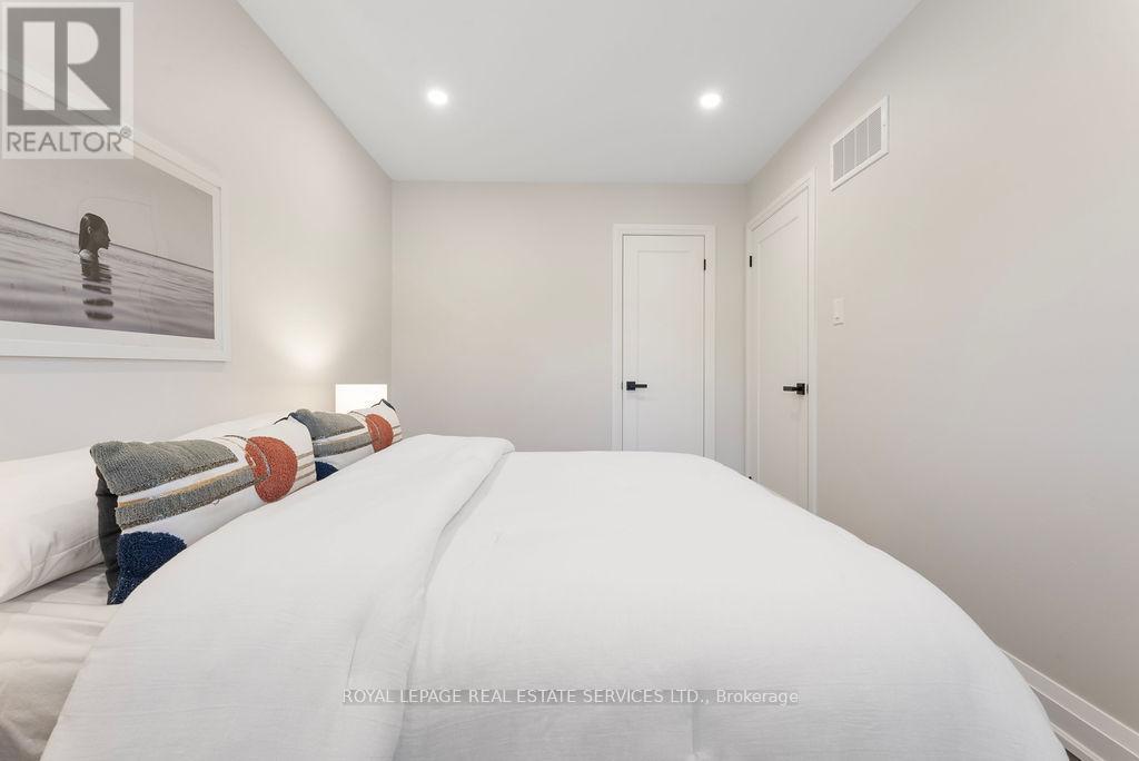 












143 SPEYSIDE DRIVE

,
Oakville,




Ontario
L6L5Y1

