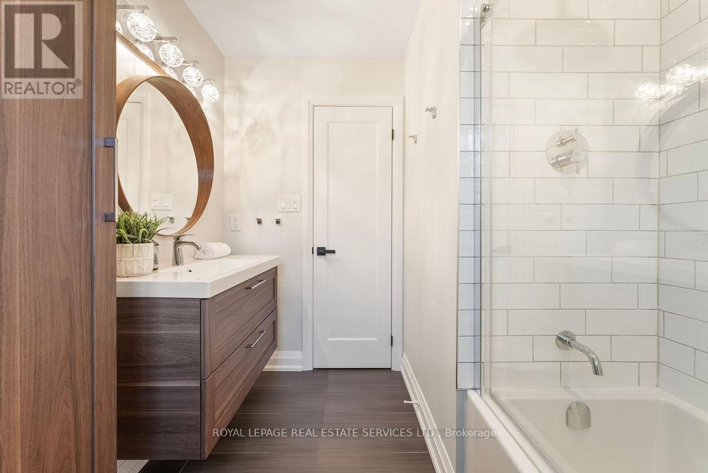 












143 SPEYSIDE DRIVE

,
Oakville,




Ontario
L6L5Y1

