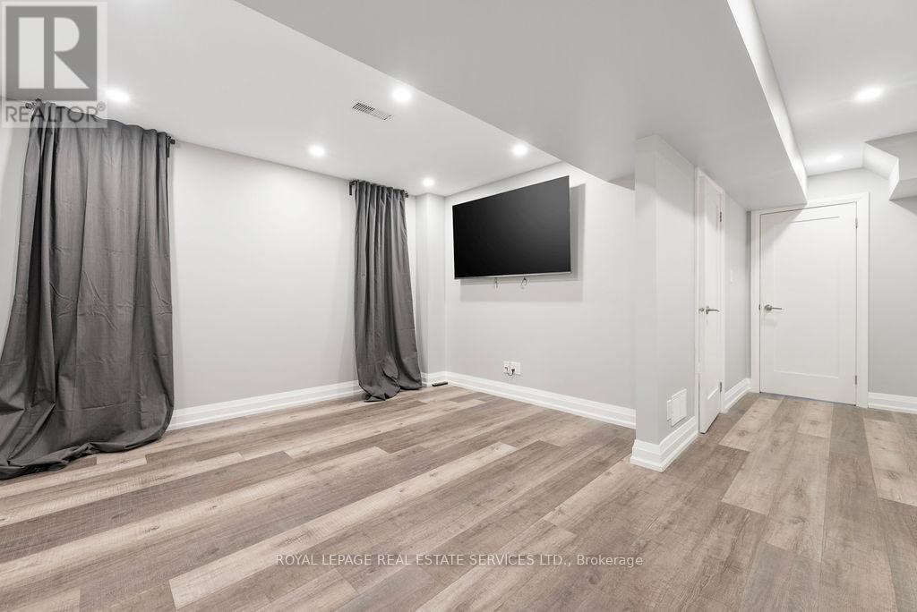 












143 SPEYSIDE DRIVE

,
Oakville,




Ontario
L6L5Y1

