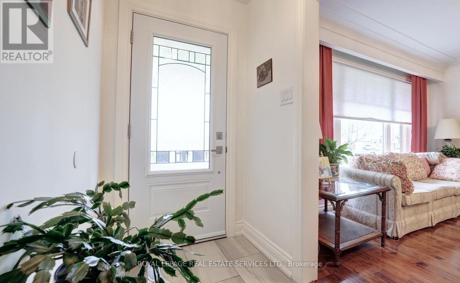 












163 BENDAMERE AVENUE

,
Hamilton,




Ontario
L9C1N6

