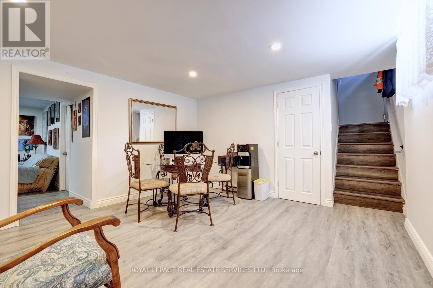 












163 BENDAMERE AVENUE

,
Hamilton,




Ontario
L9C1N6

