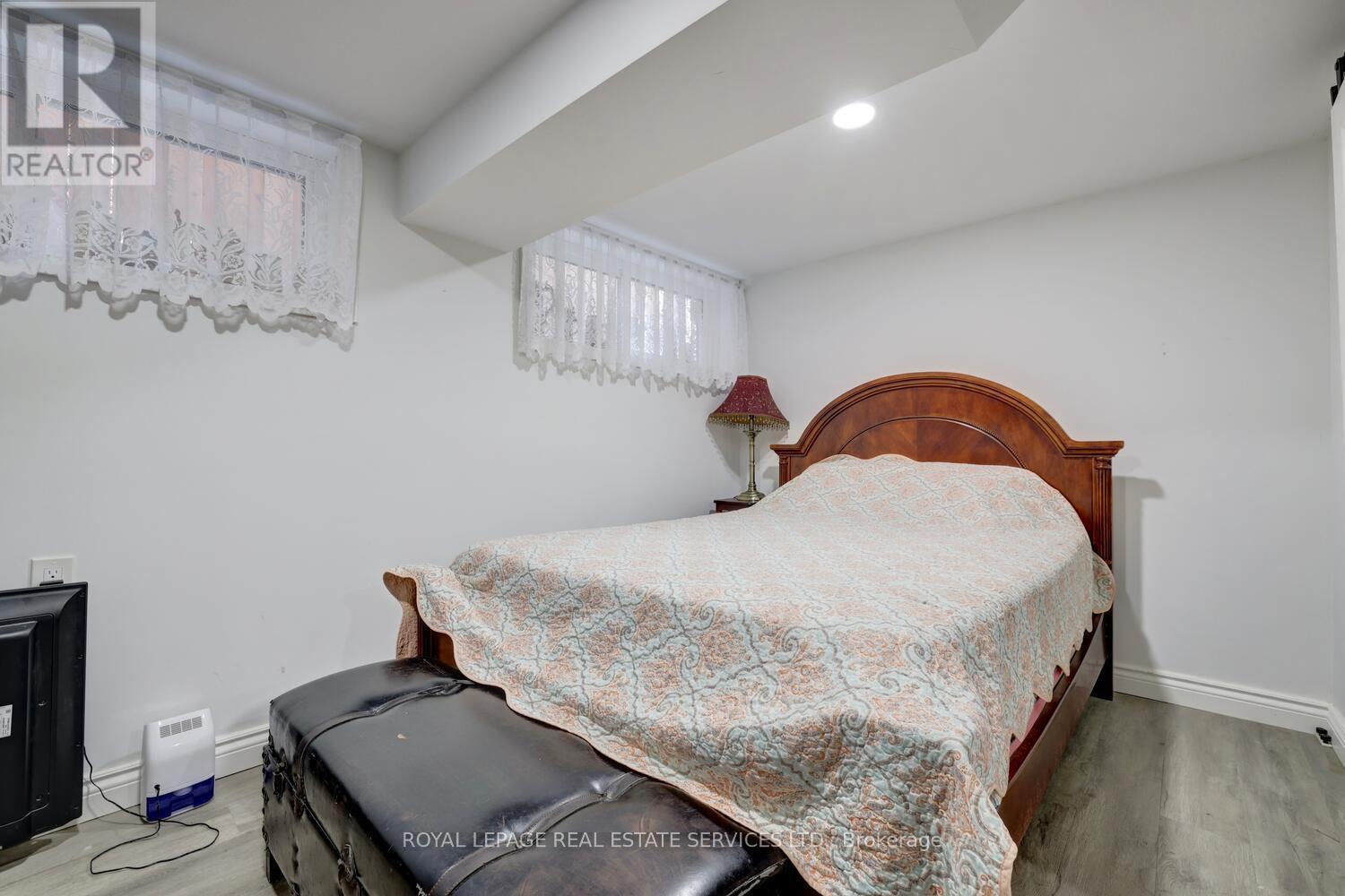 












163 BENDAMERE AVENUE

,
Hamilton,




Ontario
L9C1N6

