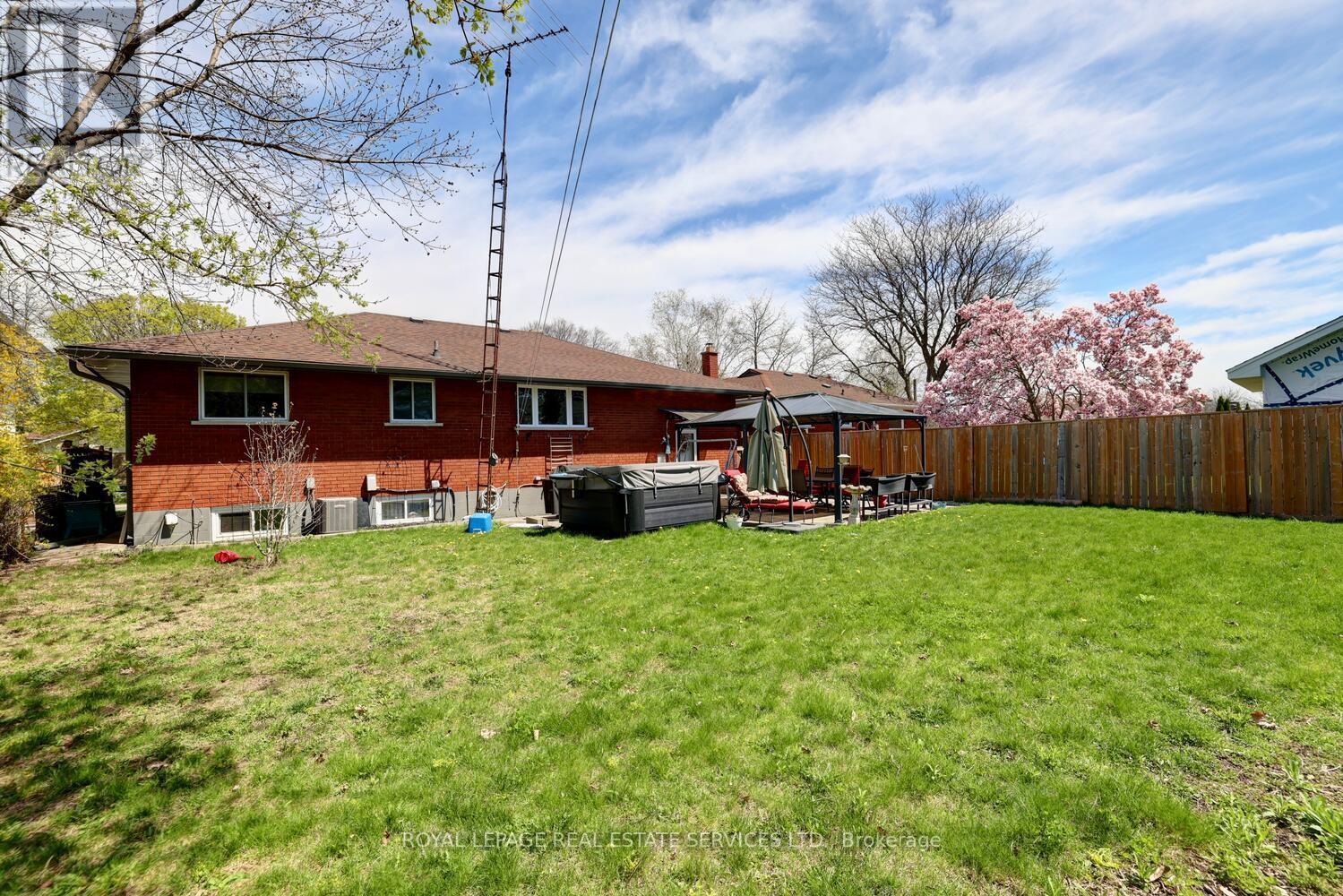 












163 BENDAMERE AVENUE

,
Hamilton,




Ontario
L9C1N6

