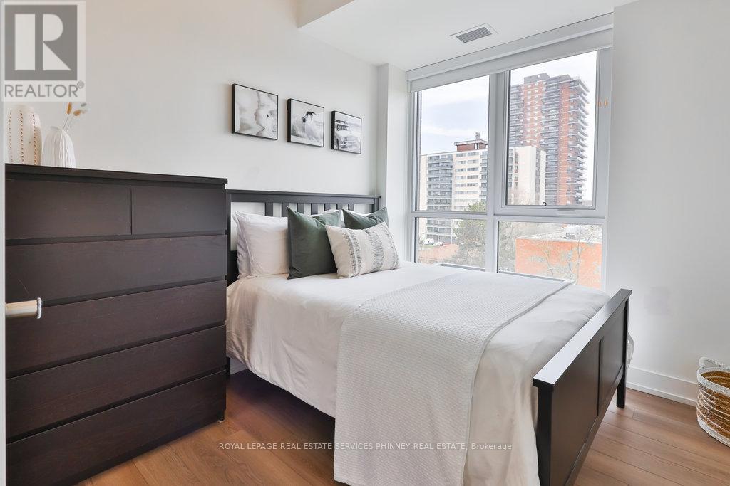 












401 - 8 ANN STREET

,
Mississauga,




Ontario
L5G3E6

