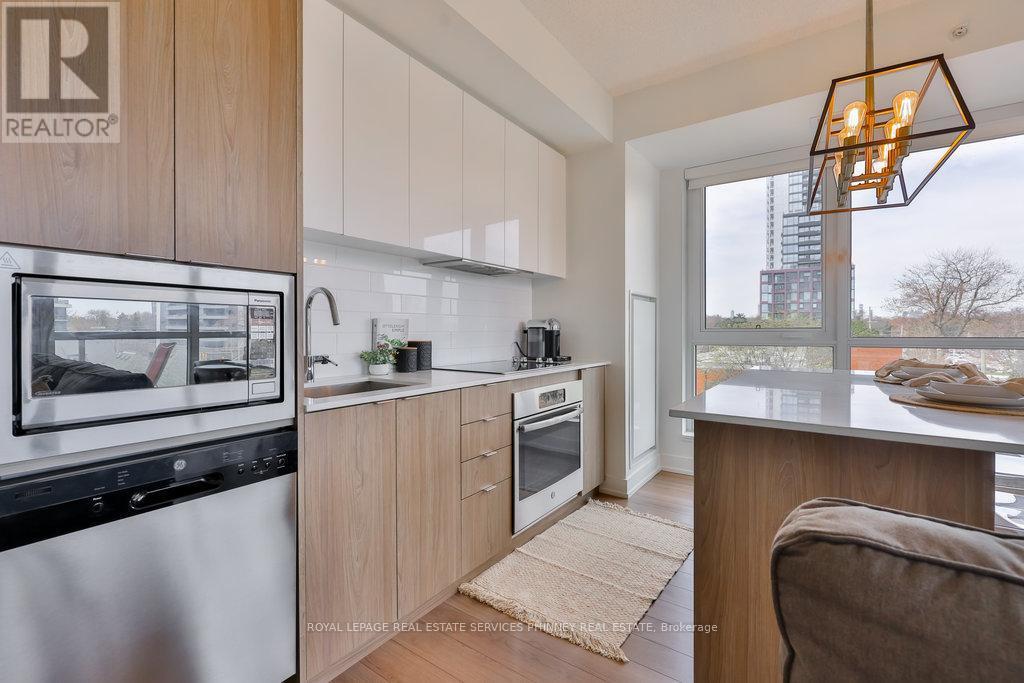 












401 - 8 ANN STREET

,
Mississauga,




Ontario
L5G3E6

