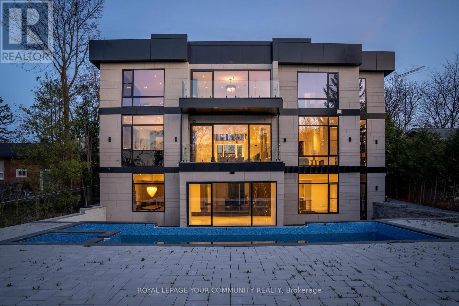 












8 POPLAR DRIVE

,
Richmond Hill,




Ontario
L4E2W5

