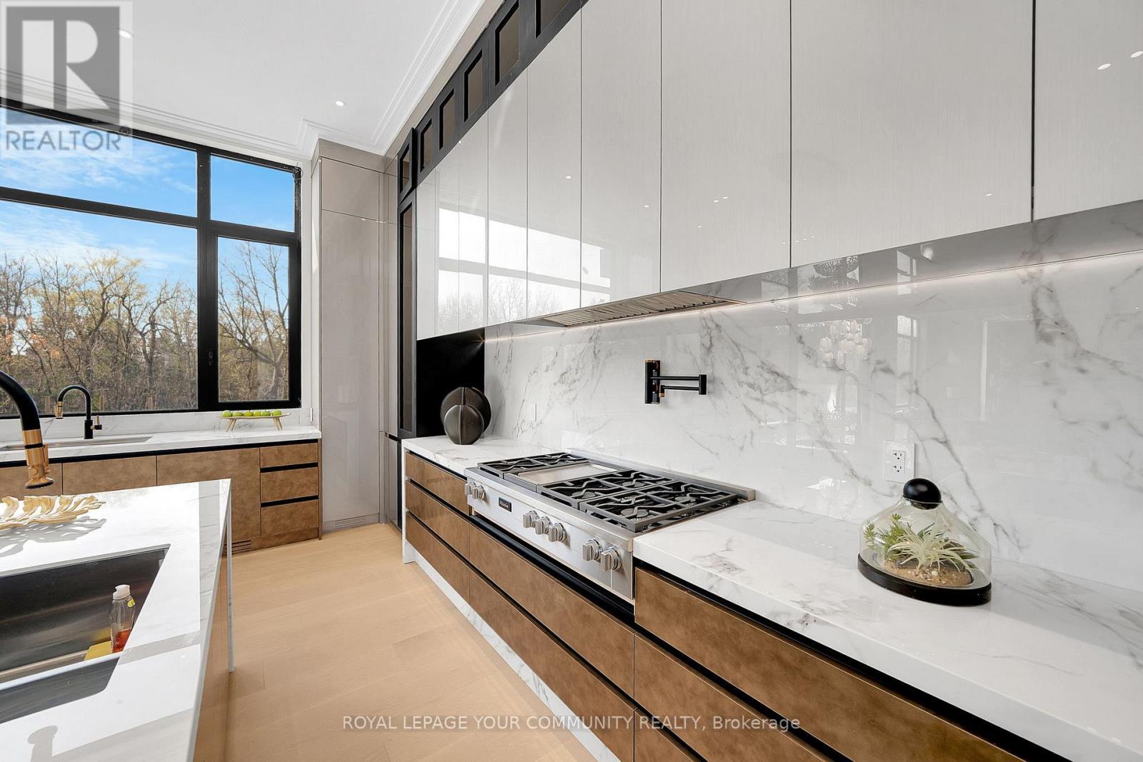 












8 POPLAR DRIVE

,
Richmond Hill,




Ontario
L4E2W5

