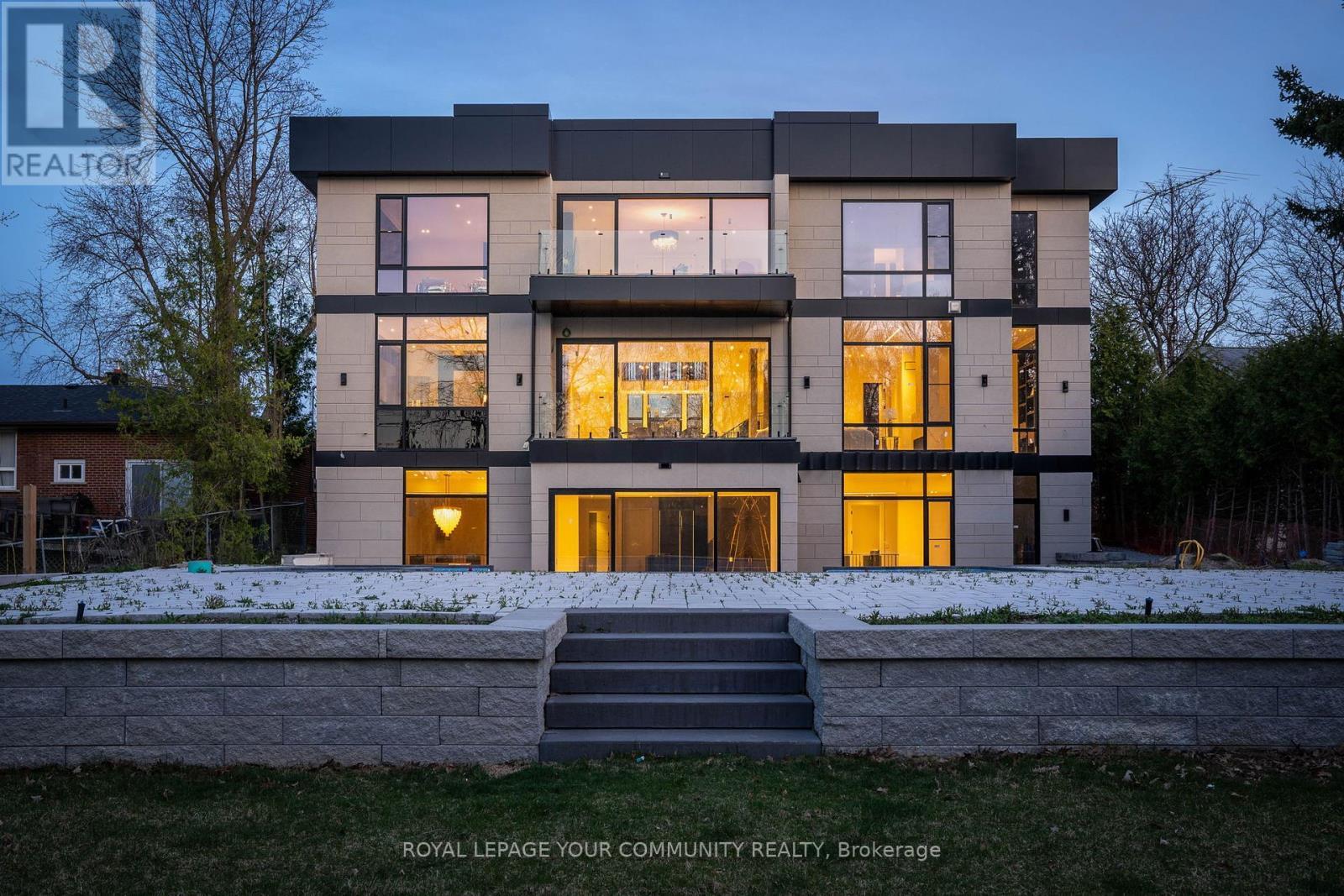 












8 POPLAR DRIVE

,
Richmond Hill,




Ontario
L4E2W5

