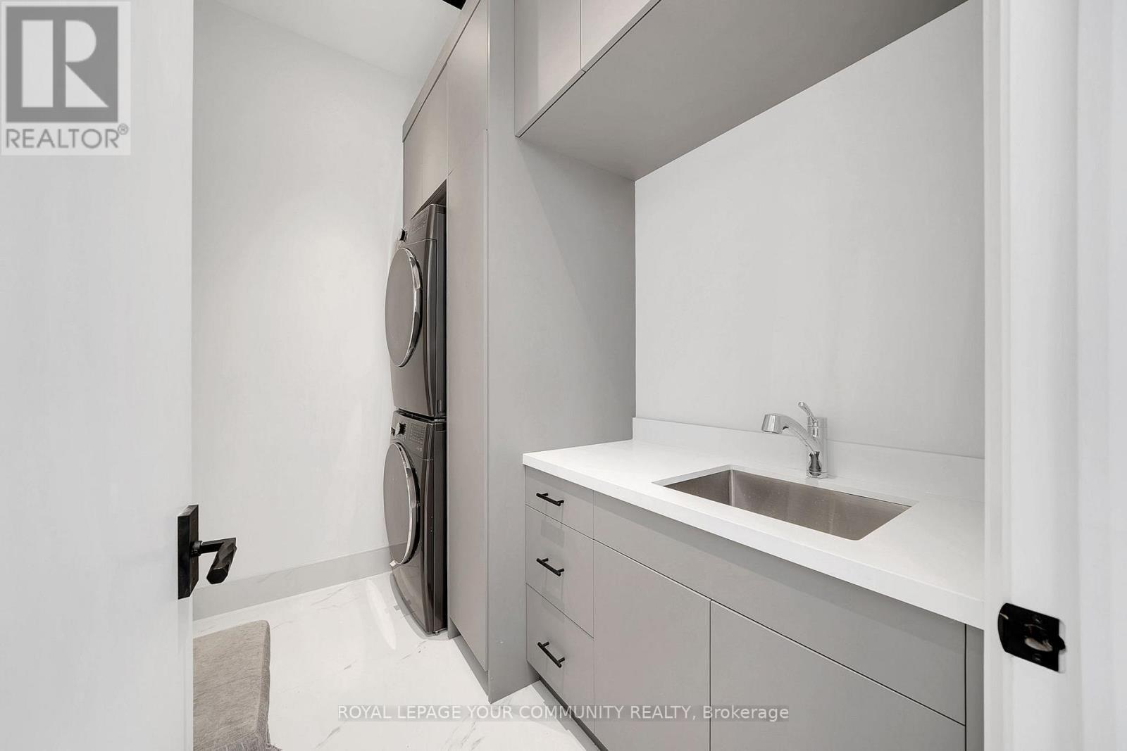 












8 POPLAR DRIVE

,
Richmond Hill,




Ontario
L4E2W5

