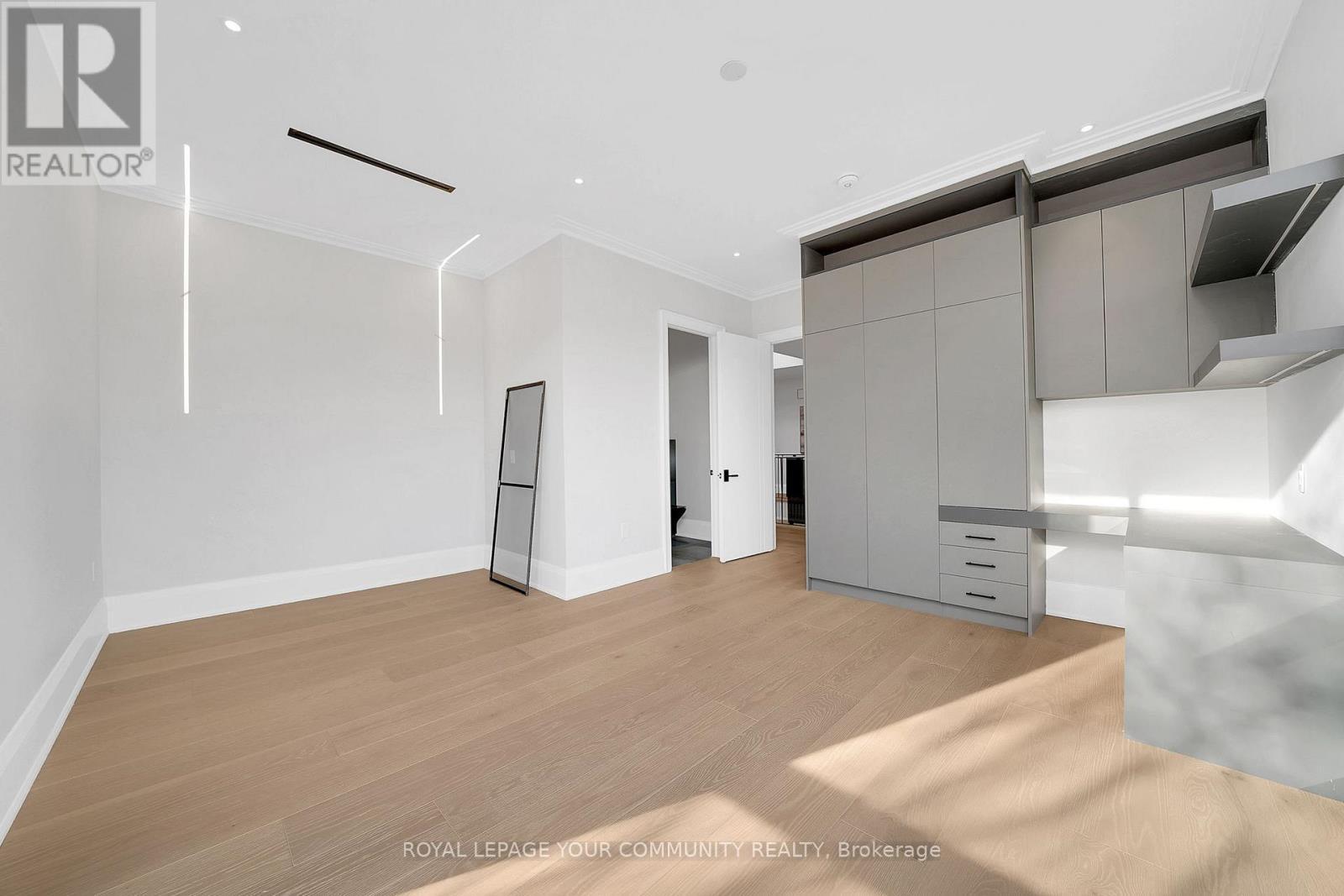 












8 POPLAR DRIVE

,
Richmond Hill,




Ontario
L4E2W5

