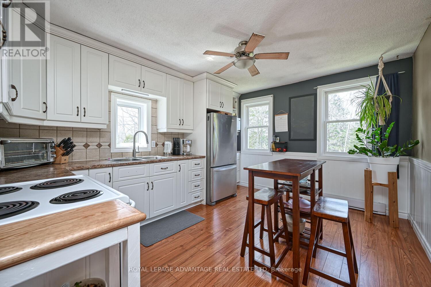 












163 LYNDHURST ROAD

,
Leeds and the Thousand Islands,




Ontario
K0E1N0

