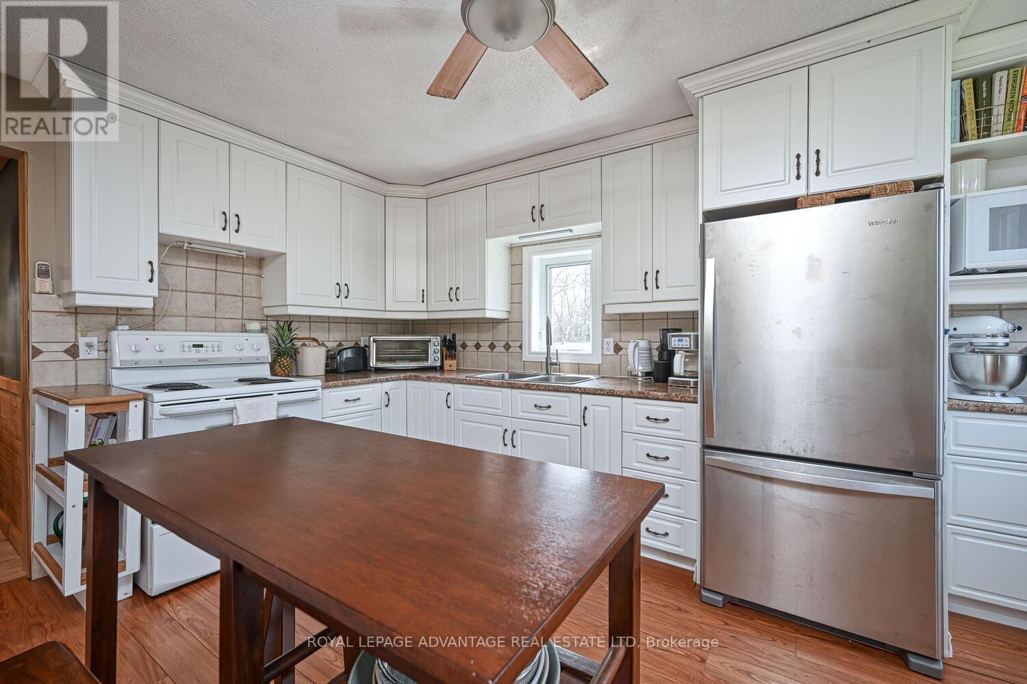 












163 LYNDHURST ROAD

,
Leeds and the Thousand Islands,




Ontario
K0E1N0

