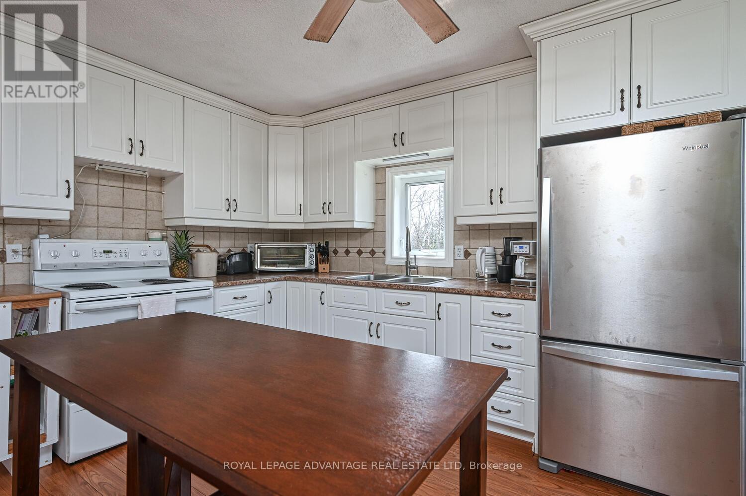 












163 LYNDHURST ROAD

,
Leeds and the Thousand Islands,




Ontario
K0E1N0

