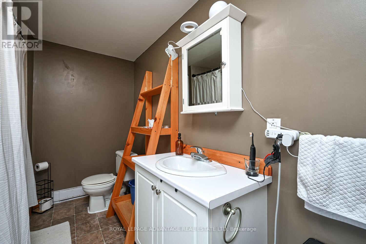 












163 LYNDHURST ROAD

,
Leeds and the Thousand Islands,




Ontario
K0E1N0

