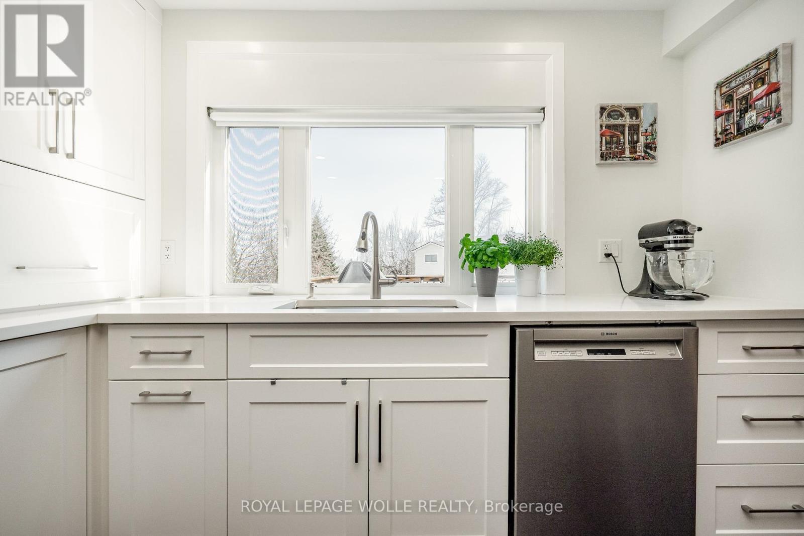 












206 WESTVALE DRIVE

,
Waterloo,




Ontario
N2T1C3

