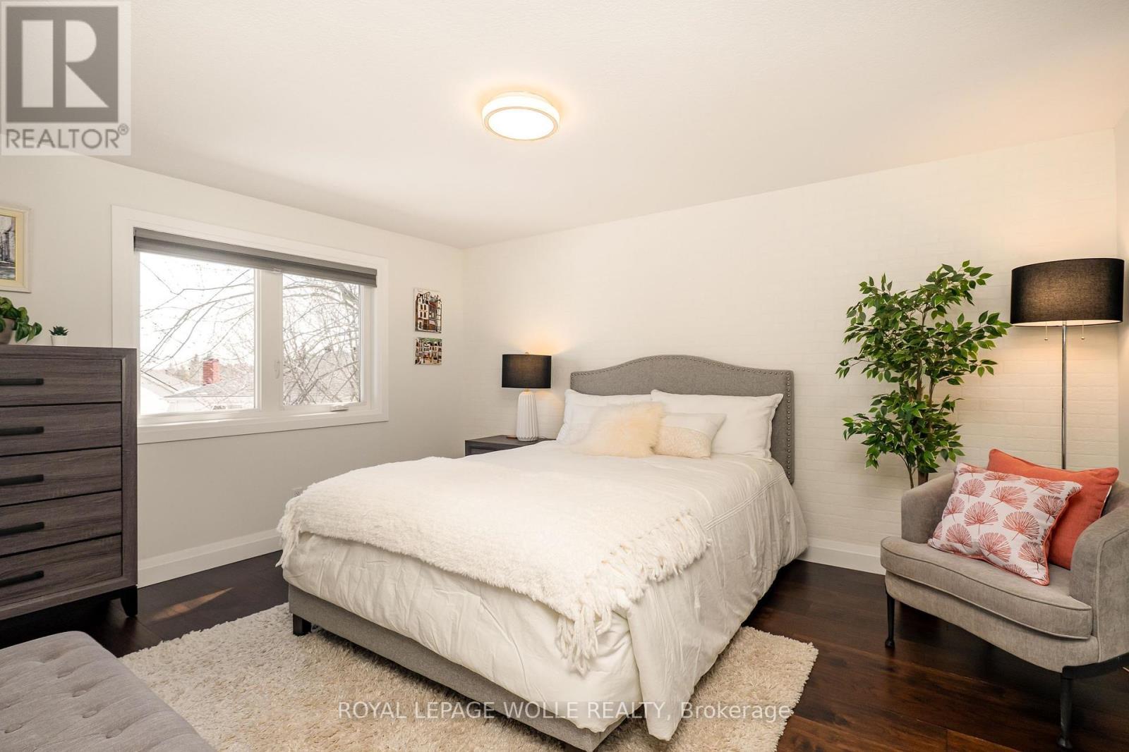 












206 WESTVALE DRIVE

,
Waterloo,




Ontario
N2T1C3

