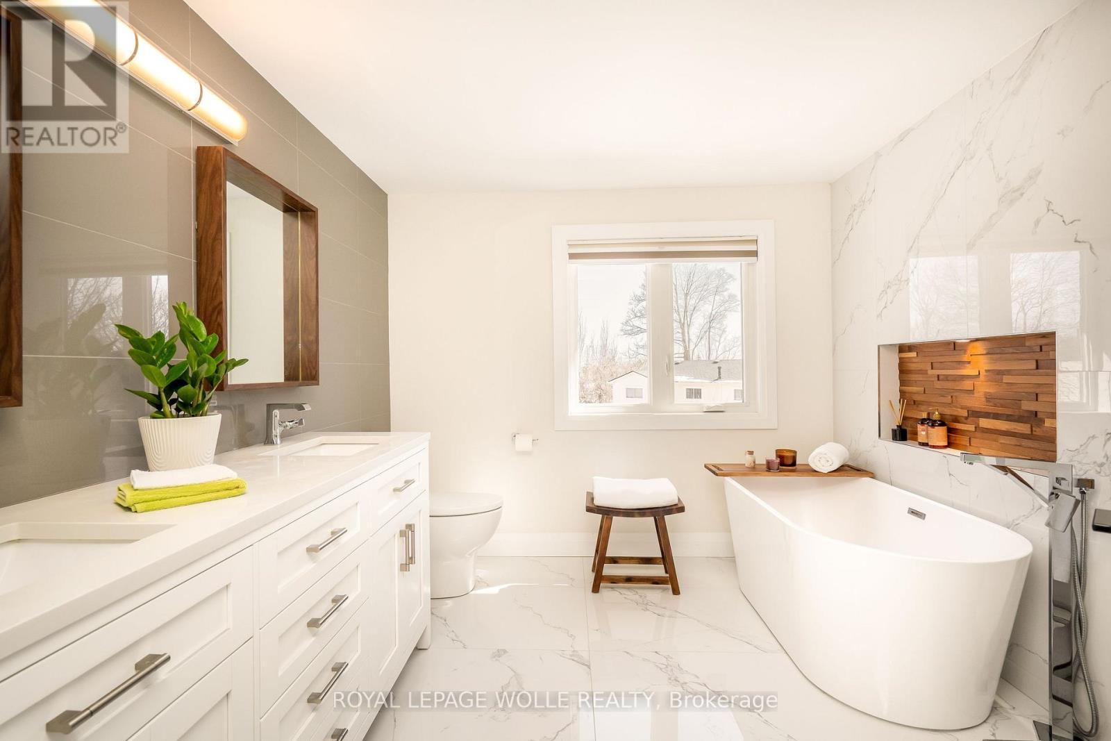 












206 WESTVALE DRIVE

,
Waterloo,




Ontario
N2T1C3


