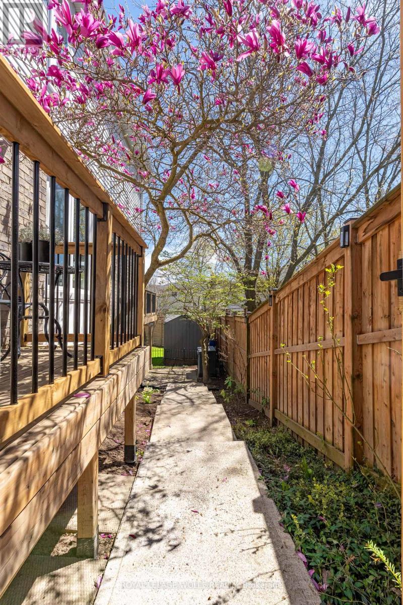 












206 WESTVALE DRIVE

,
Waterloo,




Ontario
N2T1C3

