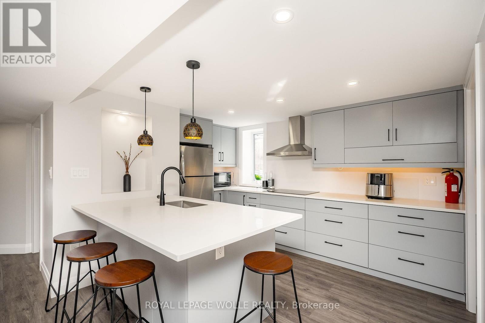 












206 WESTVALE DRIVE

,
Waterloo,




Ontario
N2T1C3

