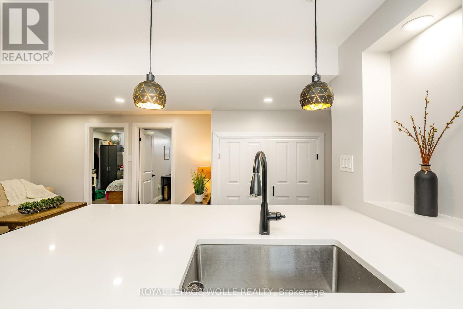 












206 WESTVALE DRIVE

,
Waterloo,




Ontario
N2T1C3

