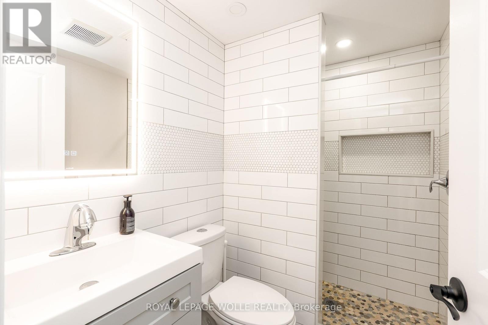 












206 WESTVALE DRIVE

,
Waterloo,




Ontario
N2T1C3

