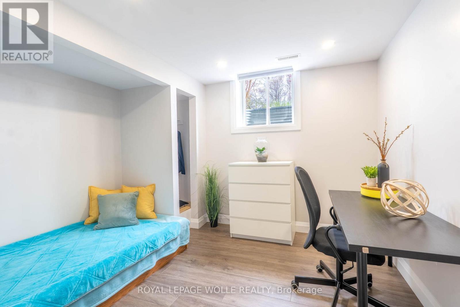 












206 WESTVALE DRIVE

,
Waterloo,




Ontario
N2T1C3

