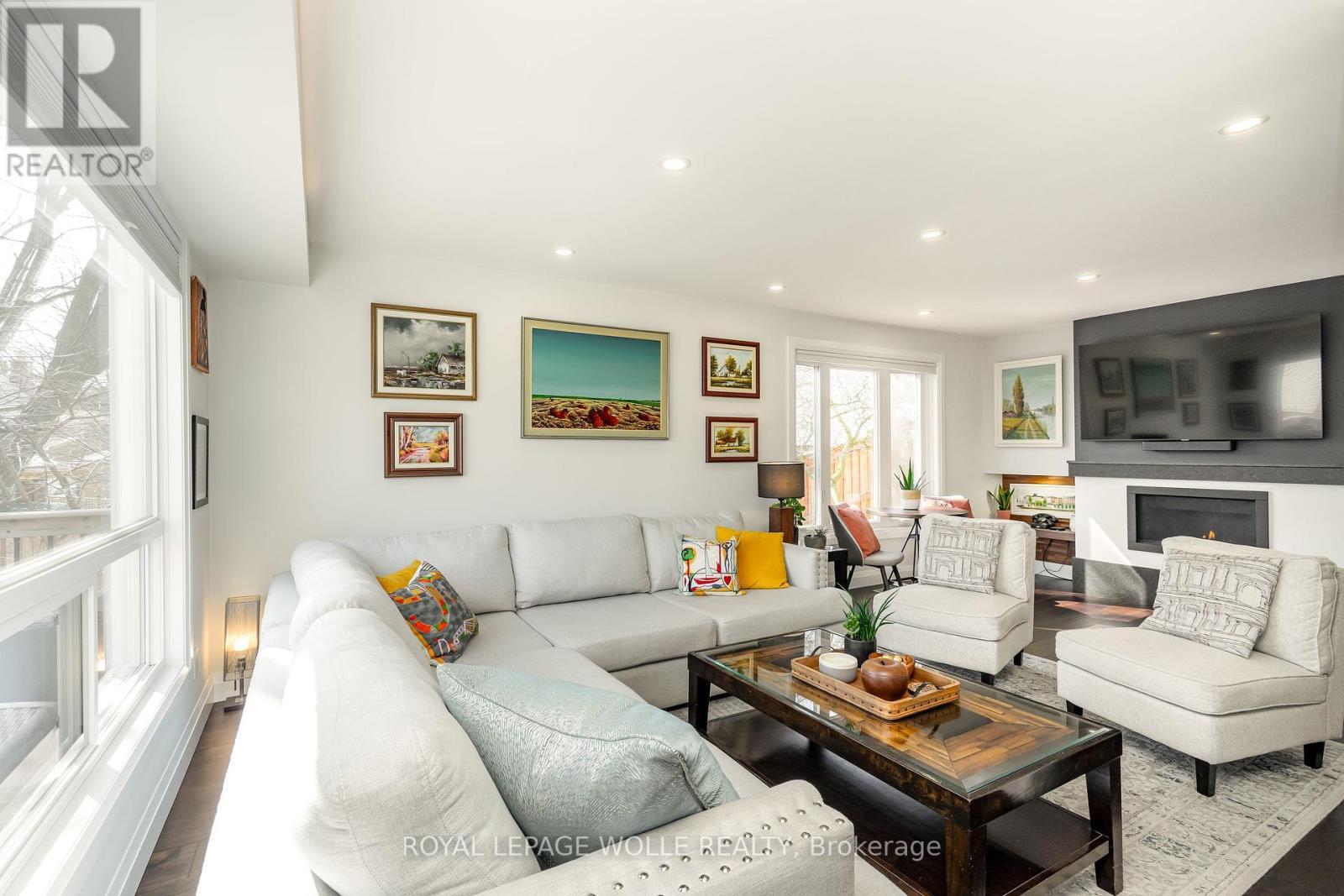 












206 WESTVALE DRIVE

,
Waterloo,




Ontario
N2T1C3

