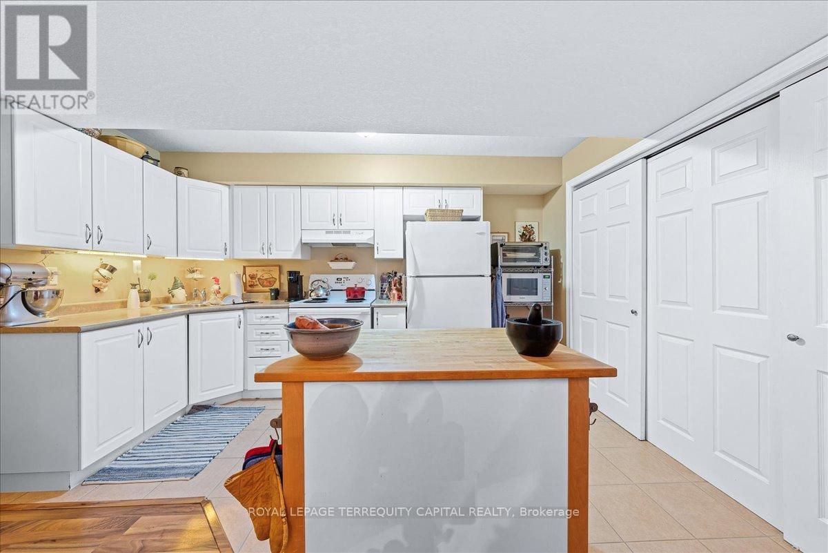 












102 HENRY STREET

,
Barrie,




Ontario
L4N1C8

