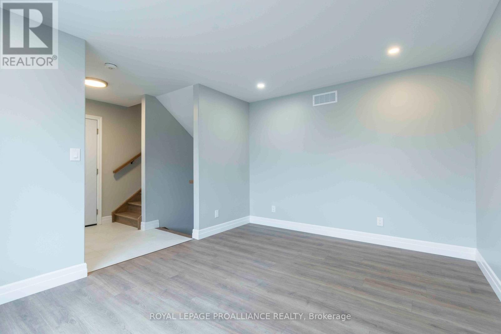 












61 MEAGAN LANE

,
Quinte West (Frankford Ward),




Ontario
K0K2C0

