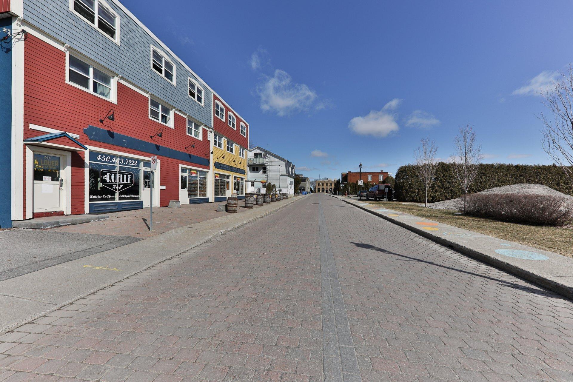 









255

 - 265


Rue Petrozza

,
Chambly,




QC
J3L3R7

