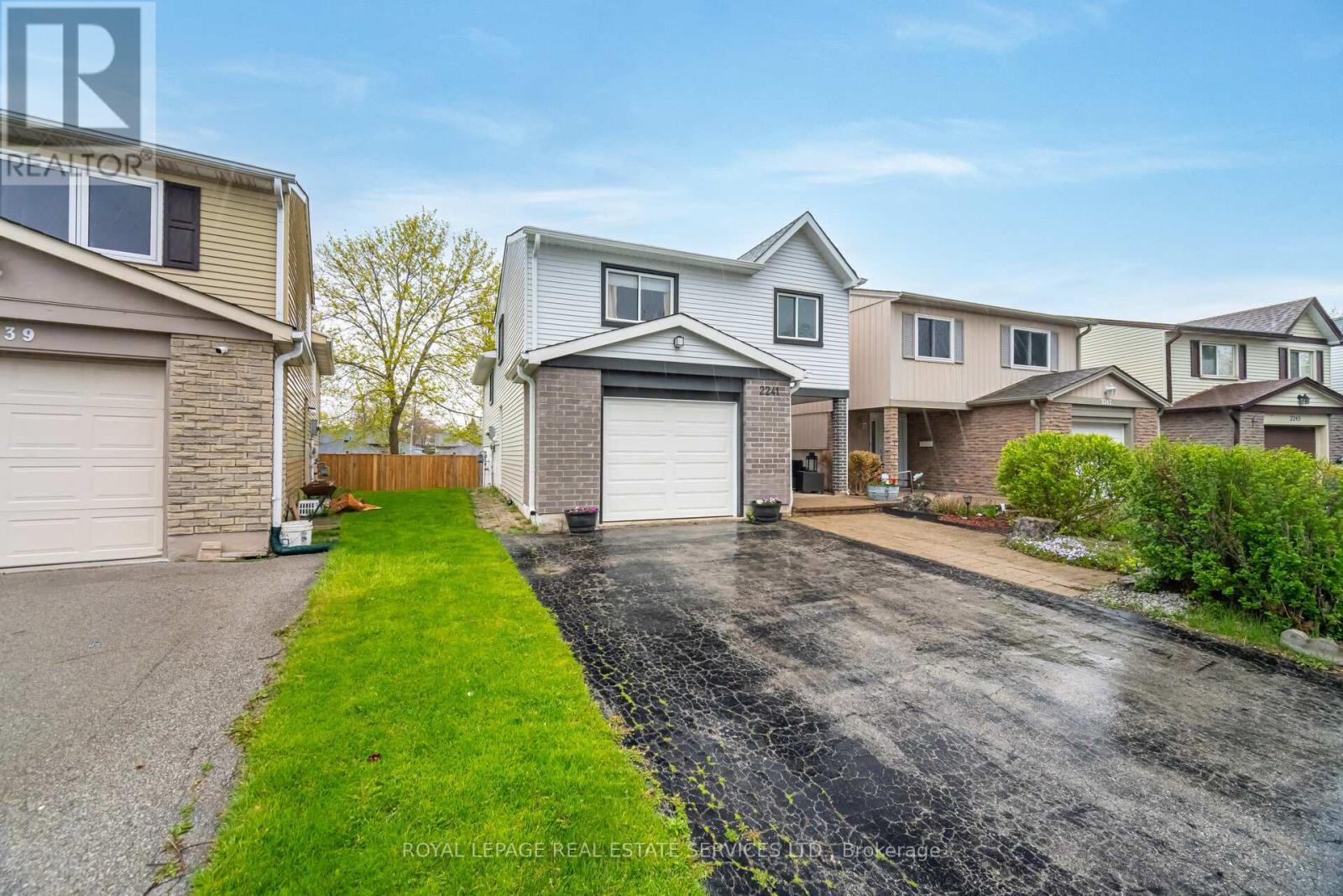 












2241 LEOMINSTER DRIVE

,
Burlington,




Ontario
L7P3W8

