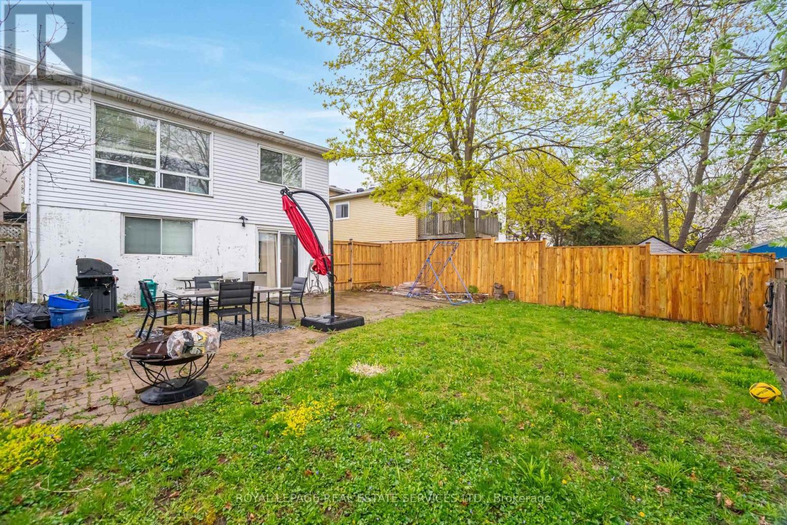 












2241 LEOMINSTER DRIVE

,
Burlington,




Ontario
L7P3W8

