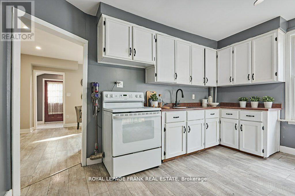 












493 ST. LAWRENCE AVENUE

,
Oshawa (Central),




Ontario
L1H4C3

