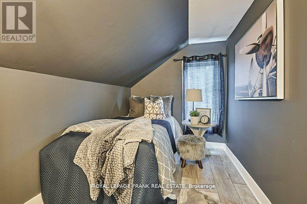 












493 ST. LAWRENCE AVENUE

,
Oshawa (Central),




Ontario
L1H4C3

