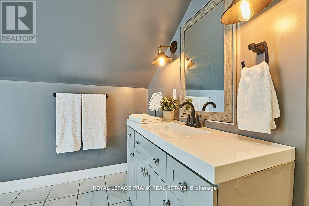 












493 ST. LAWRENCE AVENUE

,
Oshawa (Central),




Ontario
L1H4C3

