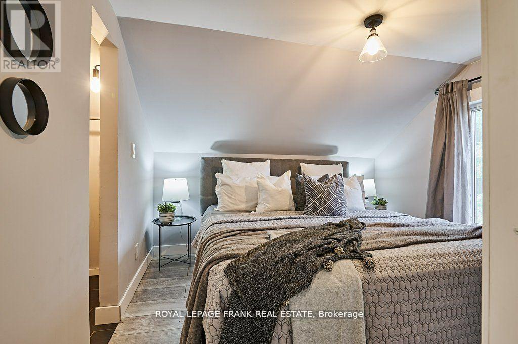 












493 ST. LAWRENCE AVENUE

,
Oshawa (Central),




Ontario
L1H4C3

