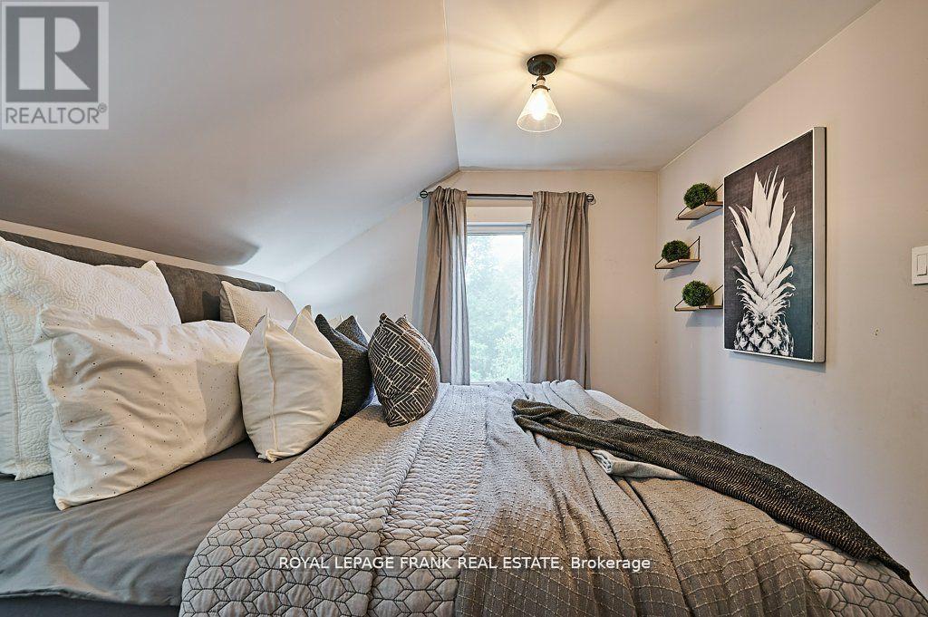 












493 ST. LAWRENCE AVENUE

,
Oshawa (Central),




Ontario
L1H4C3


