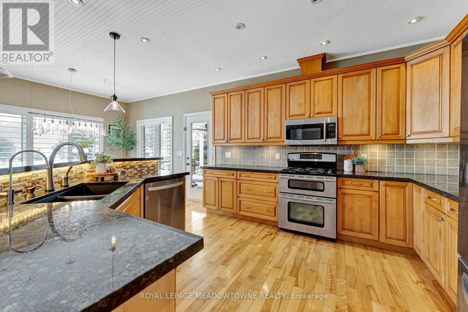 












128 CARLISLE ROAD

,
Hamilton,




Ontario
L8B0Z8

