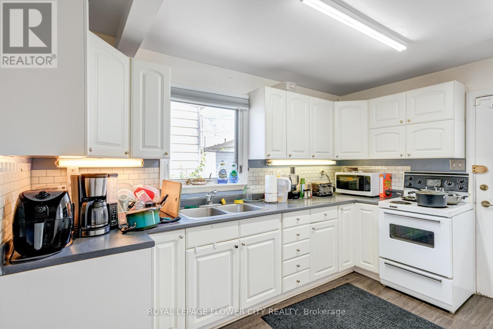 












800 ROXBOROUGH AVENUE

,
Hamilton,




Ontario
L8H1T2

