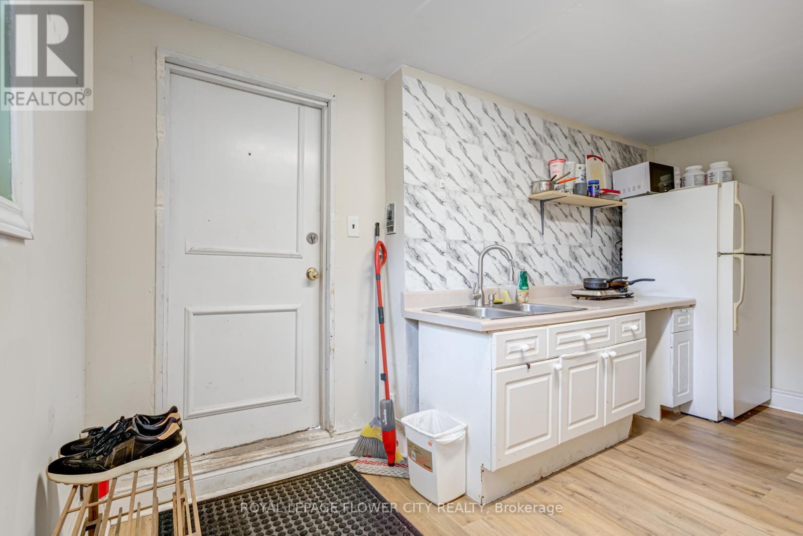 












800 ROXBOROUGH AVENUE

,
Hamilton,




Ontario
L8H1T2

