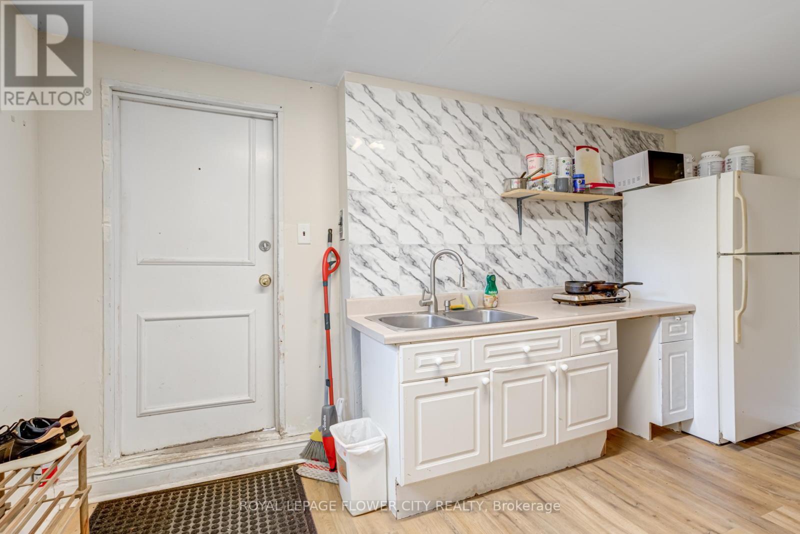 












800 ROXBOROUGH AVENUE

,
Hamilton,




Ontario
L8H1T2

